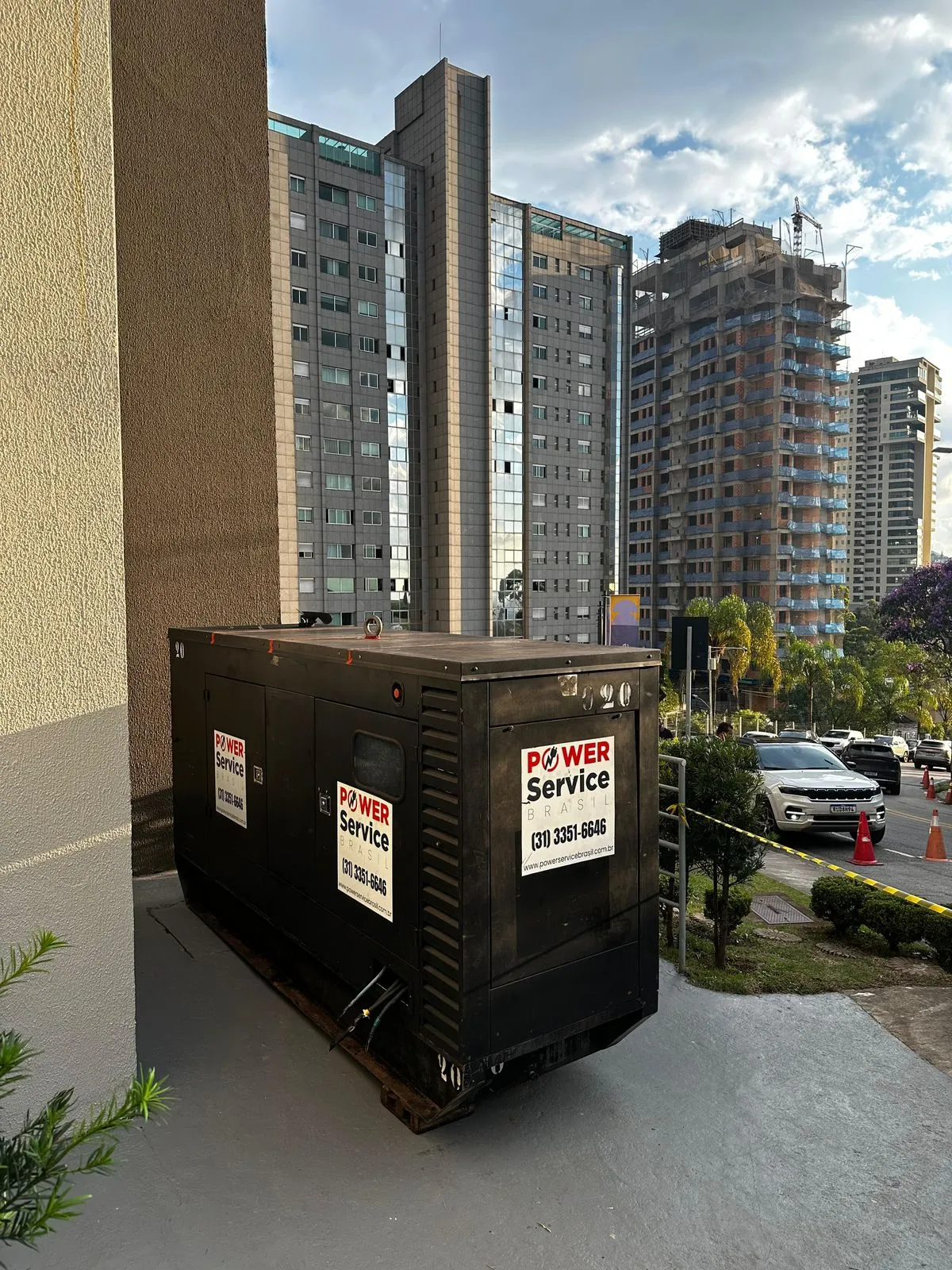 Gerador Power Service Brasil — unidade 020 em operação em edifício de Belo Horizonte